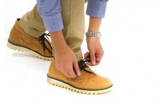 靴紐を結ぶ人の写真