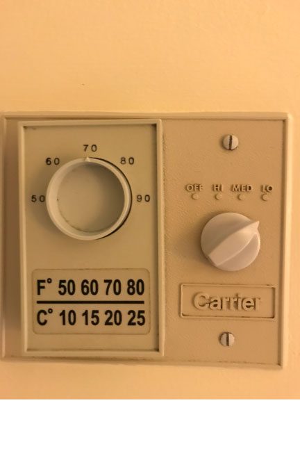 ロイヤルオーキッドホテルグアムの部屋のエアコン設定ボタン
