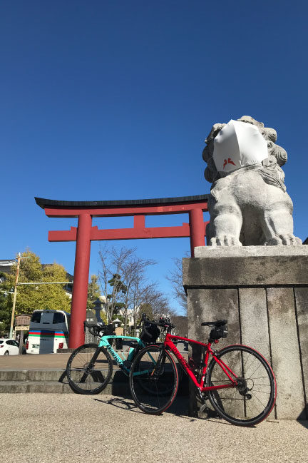 2021年11月の鎌倉江の島ライド。鶴岡八幡宮の参道前の狛犬