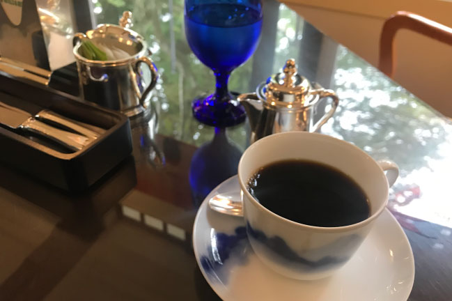 箱根の富士屋ホテルラウンジのケーキセットのコーヒー