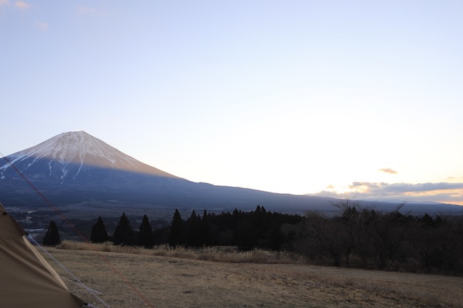 2022年1月15日。富士山グローバルエコヴィレッジから見える富士山の朝焼け