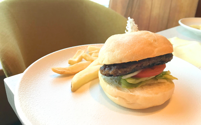 2025年8月9日飛鳥2のドライカレーバーガー