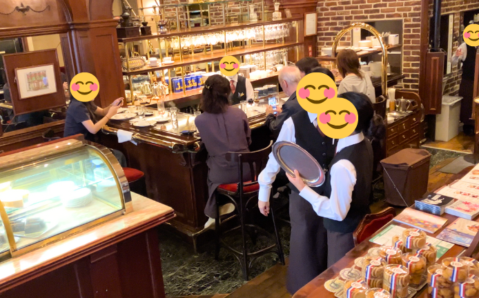 トリコロール本店の内観
