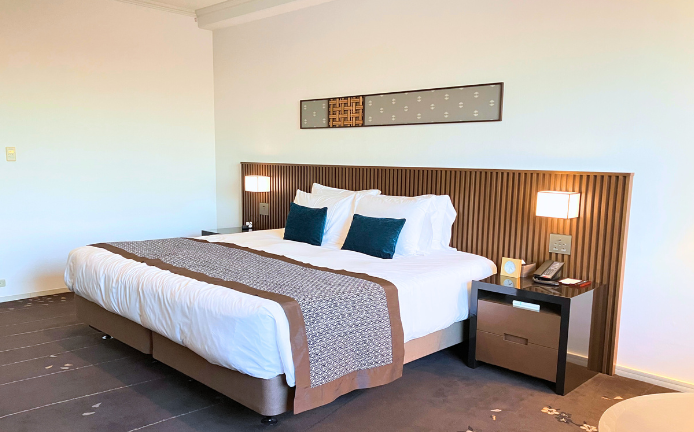 ザプリンスさくらタワー東京オートグラフコレクションのエグゼクティブタワービューキングのベッド