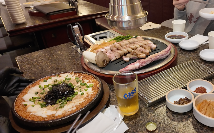 明洞の本藁の熟成豚肉のサムギョプサル